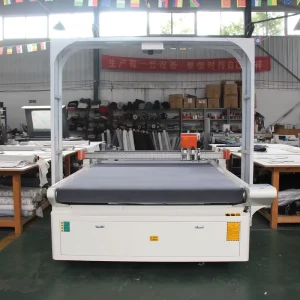 CNC Vibration Cutting Machine with LCD Touch Screen, Automatic Fabric Feeding, Oscillating Knife and 0.01 mm Precision